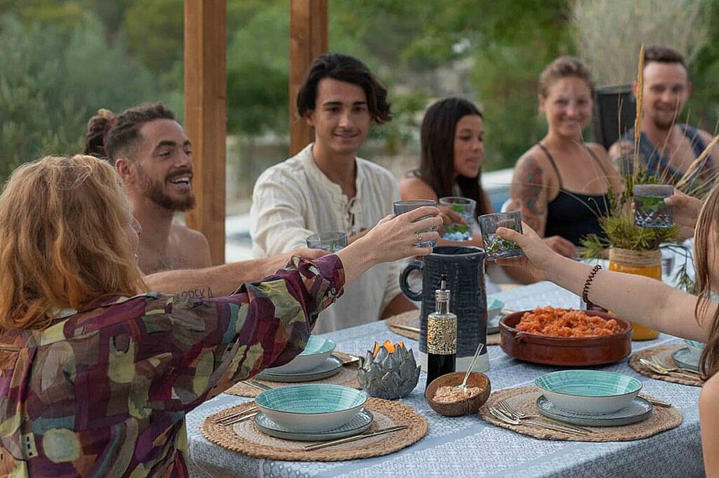 Cena  con amici fatti al viaggio con Bookretreats